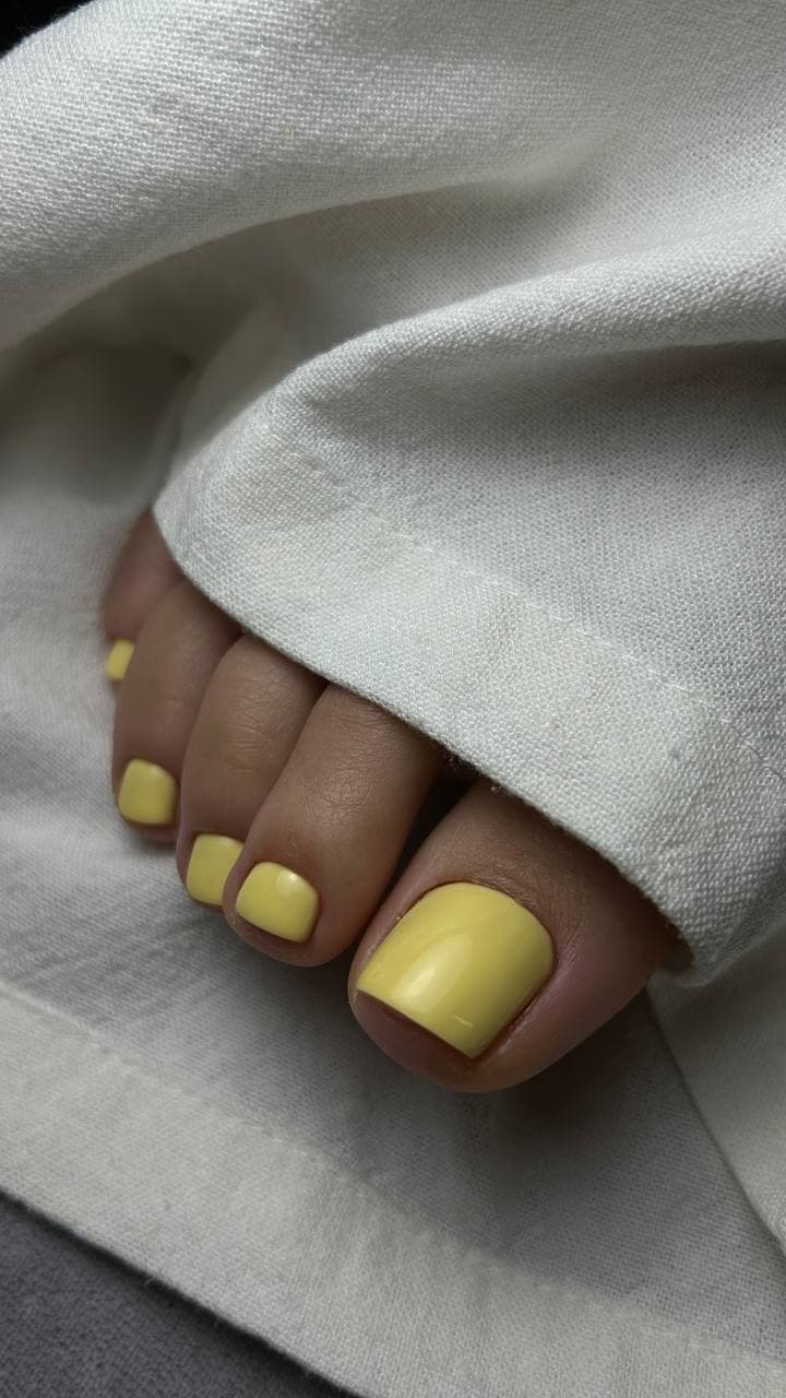 Pastel yellow pedicure — pedicure Kraków