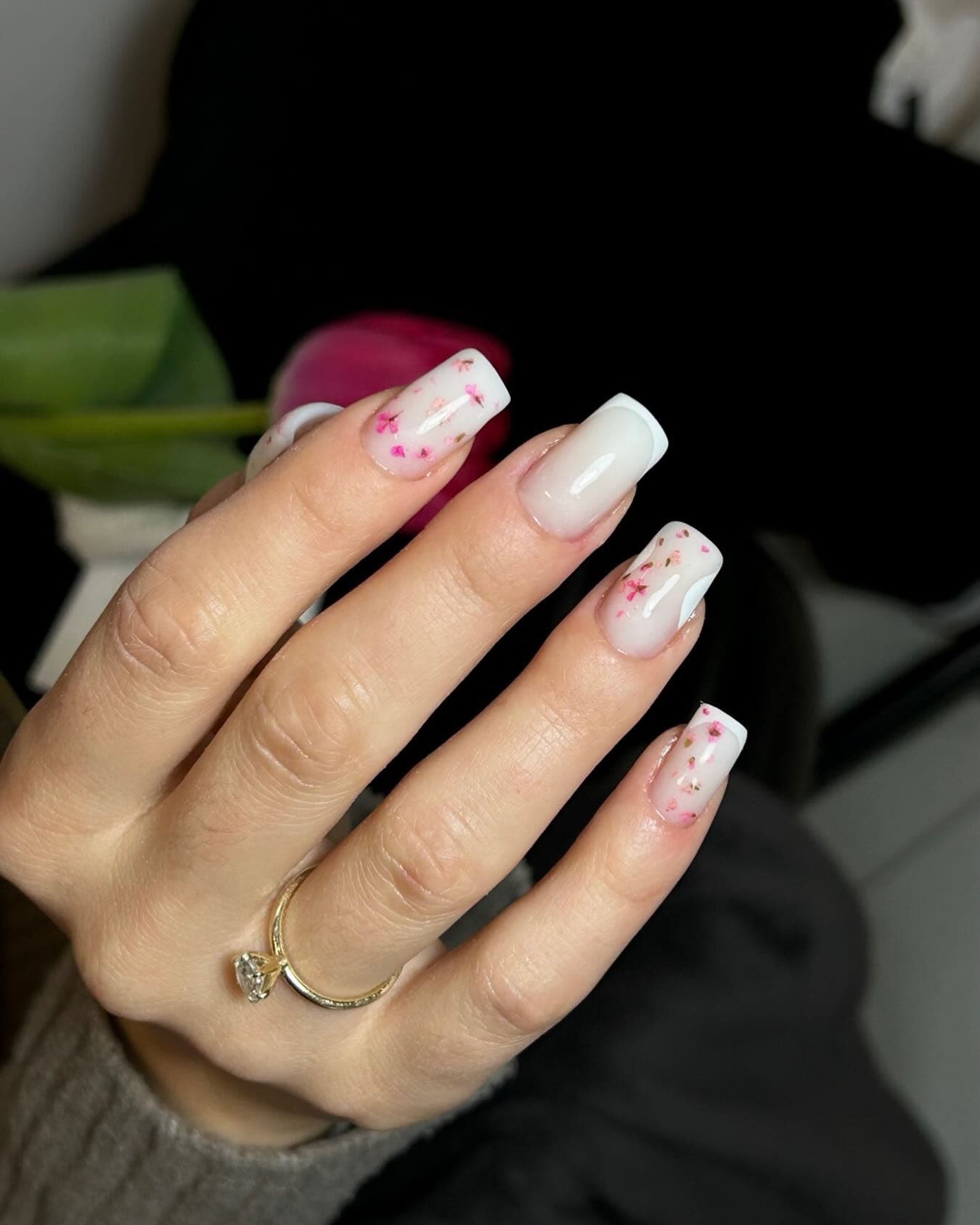 French tips with chrome accent — manicure hybrydowy Kraków